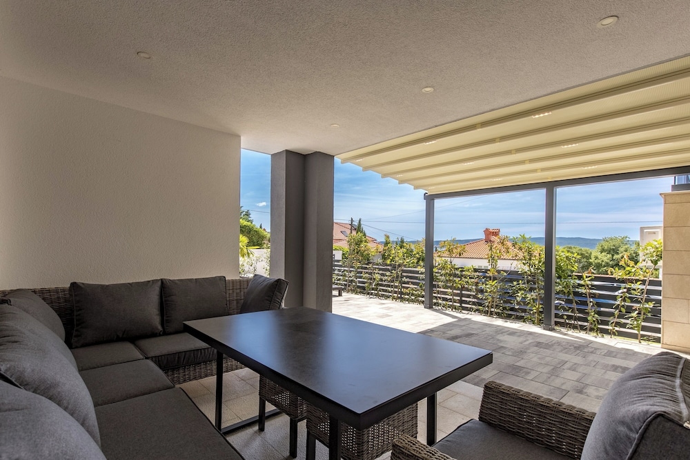 Spacious Pool Apartment Crikvenica — 4-Star Luxury Hotel in Crikvenica, Croatia