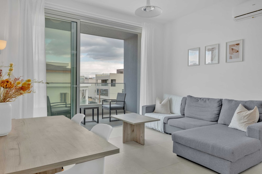 Phaedrus Living Eolus Residences Hera
