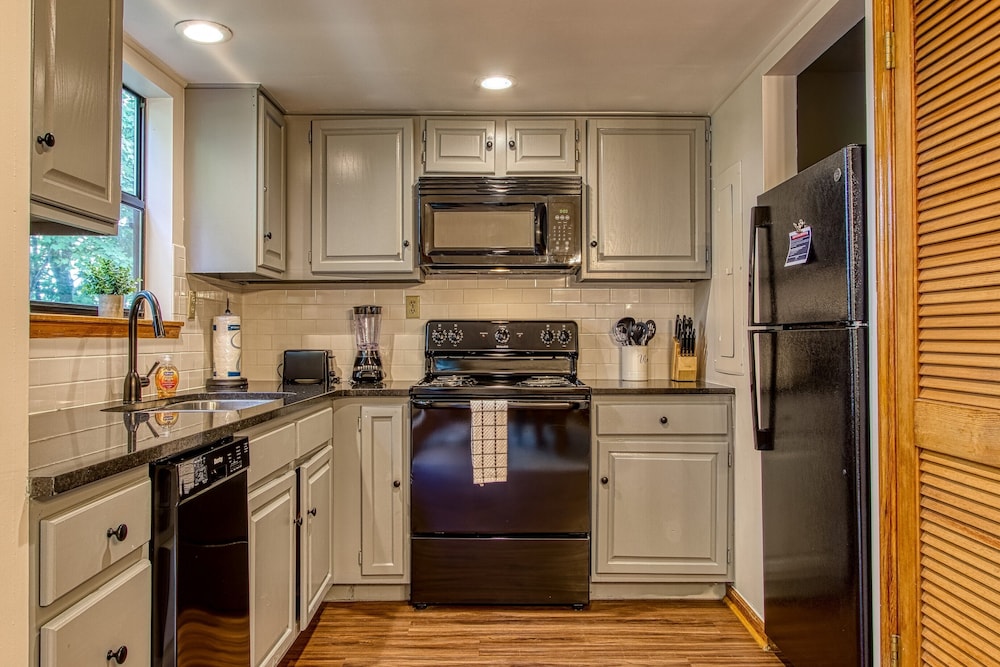 Pinecrest Townhomes 1K2Q Renovated - photo 11