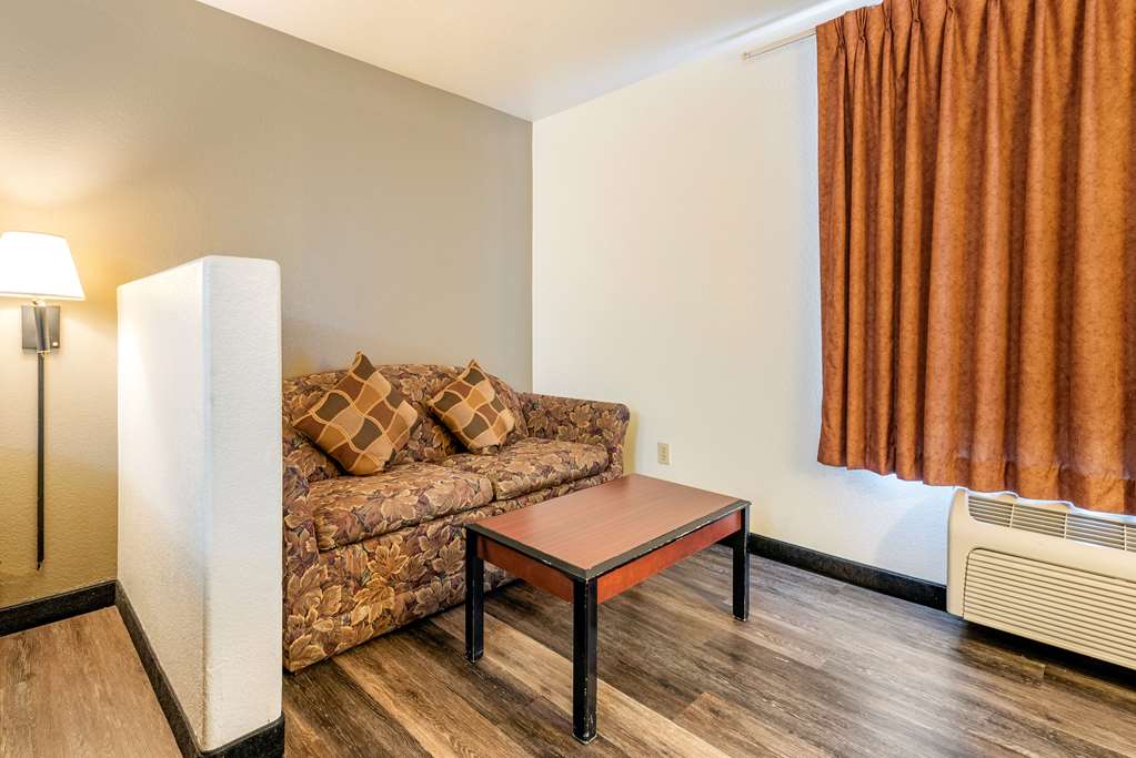 Econo Lodge Pueblo North - photo 11