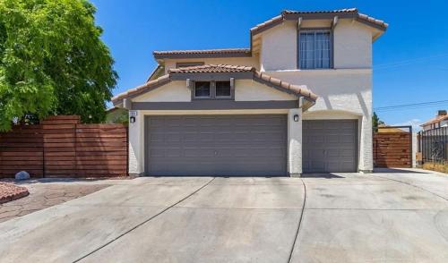 Comfy Expansive Home Near the Strip Heated Pool