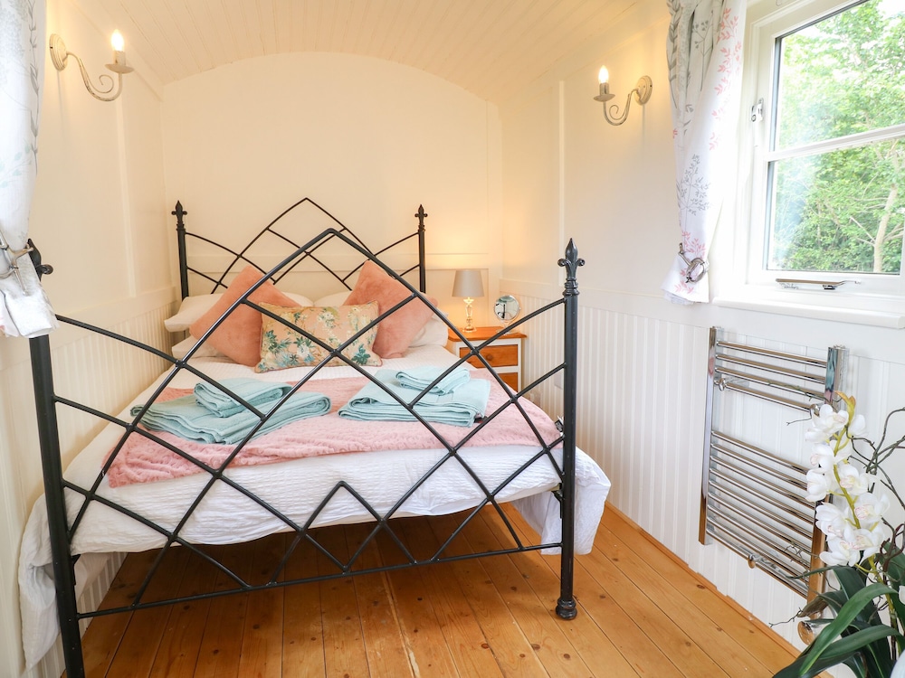 Shepherds Hut — Rugeley — photo 4