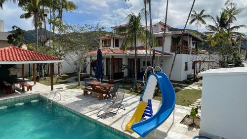 Chez Marguera em Juquehy Luxo com muito espaço conforto e lazer incluso roupas de cama e banho diarista serviço praia piscina aquecida maquina gelo cervejeira karaoke PET friendly in Sao Sebastiao, Brasil