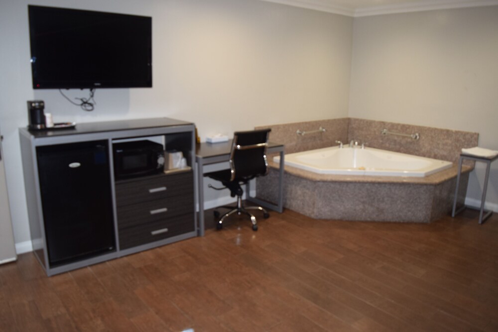 Deluxe Inn Hawthorne - photo 9