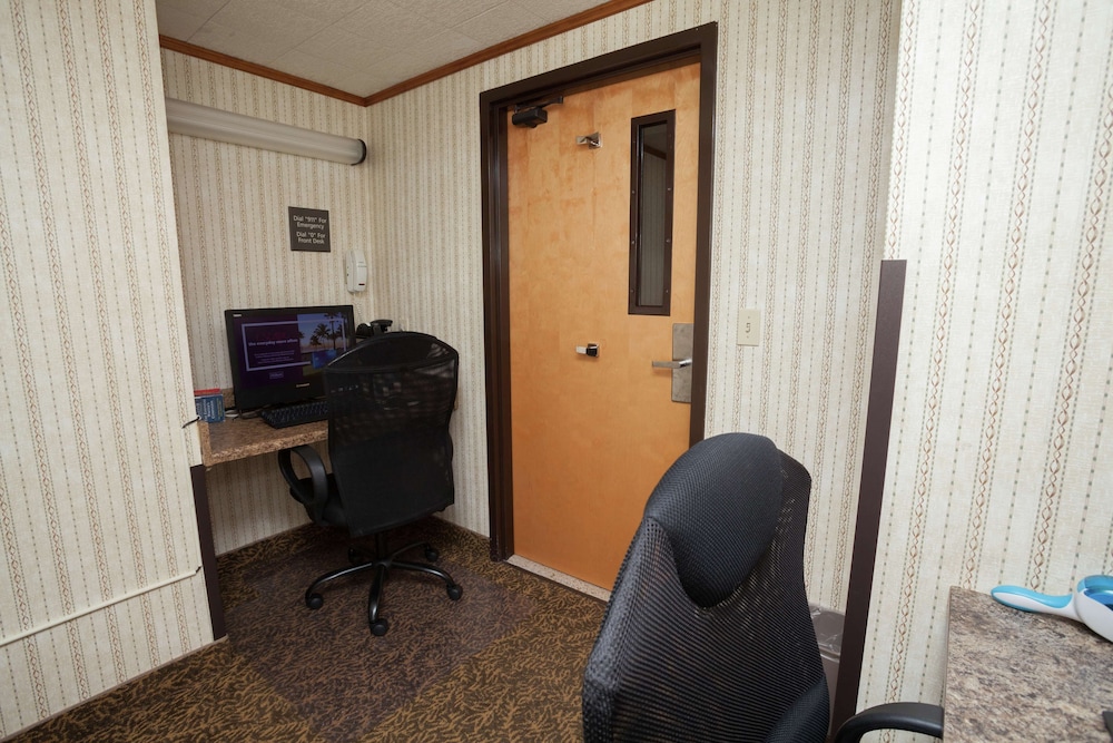 Hampton Inn Oneonta - photo 48