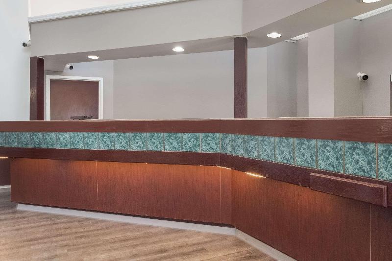 Econo Lodge - photo 9