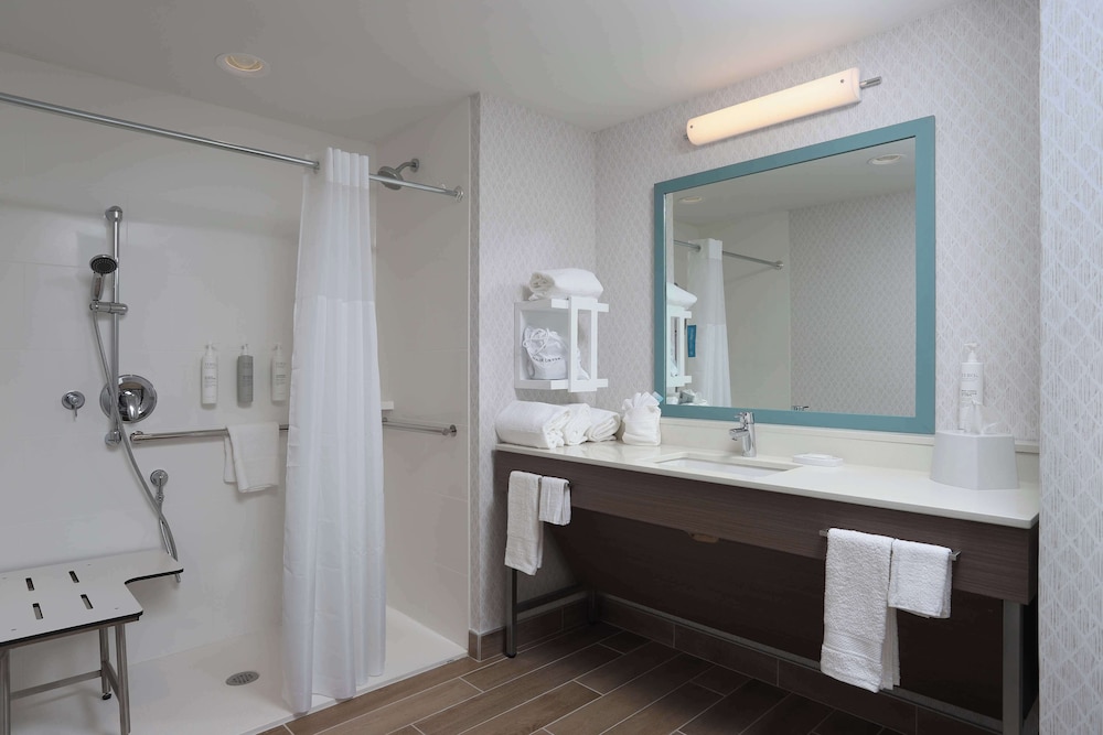 Hampton Inn & Suites Manistee Waterfront - photo 26