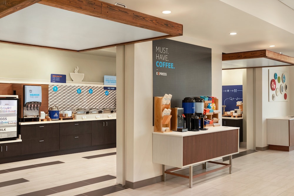Holiday Inn Express and Suites Beaver Dam - photo 25
