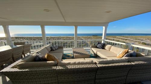 Ocean Front Roof Top Deck Hot Tub Beach Badges Wifi — hotel in Brighton Beach