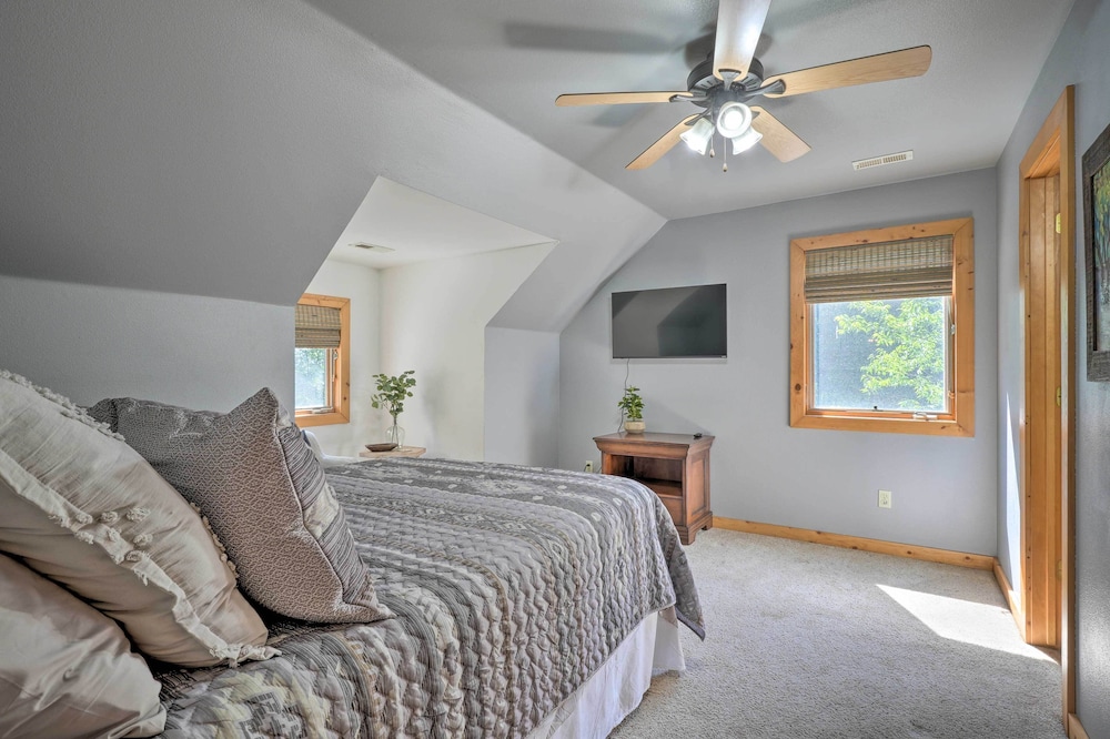 Country Cabin with Wraparound Deck and Views — 4-Star Luxury Hotel in Springdale, United States