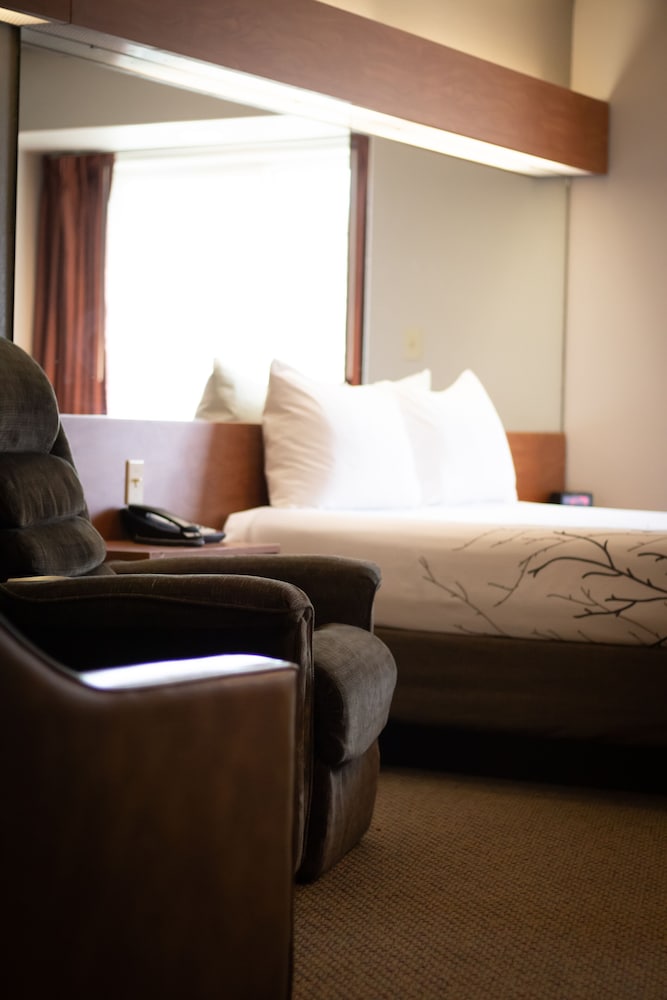Monument Inn & Suites - photo 17