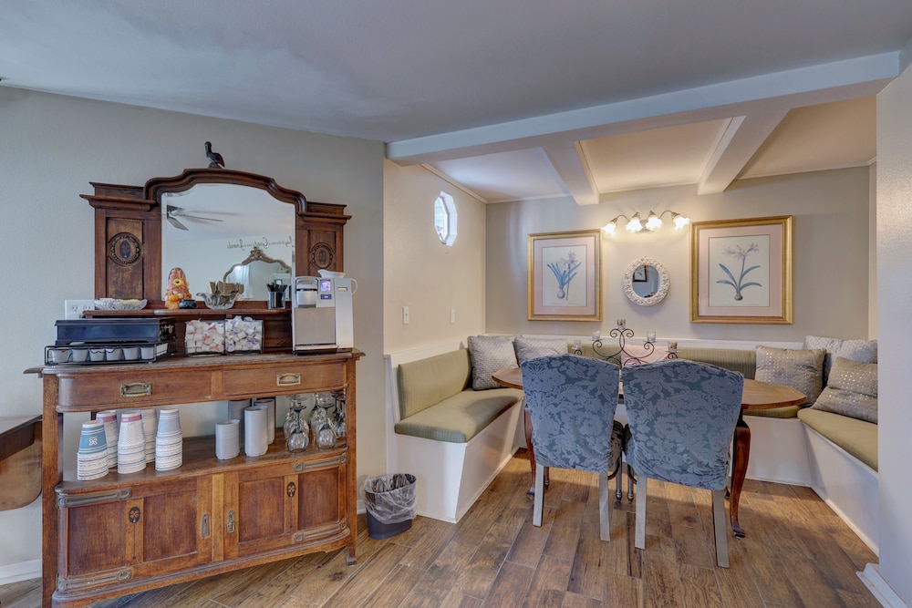 Pelican Cove Inn - photo 6