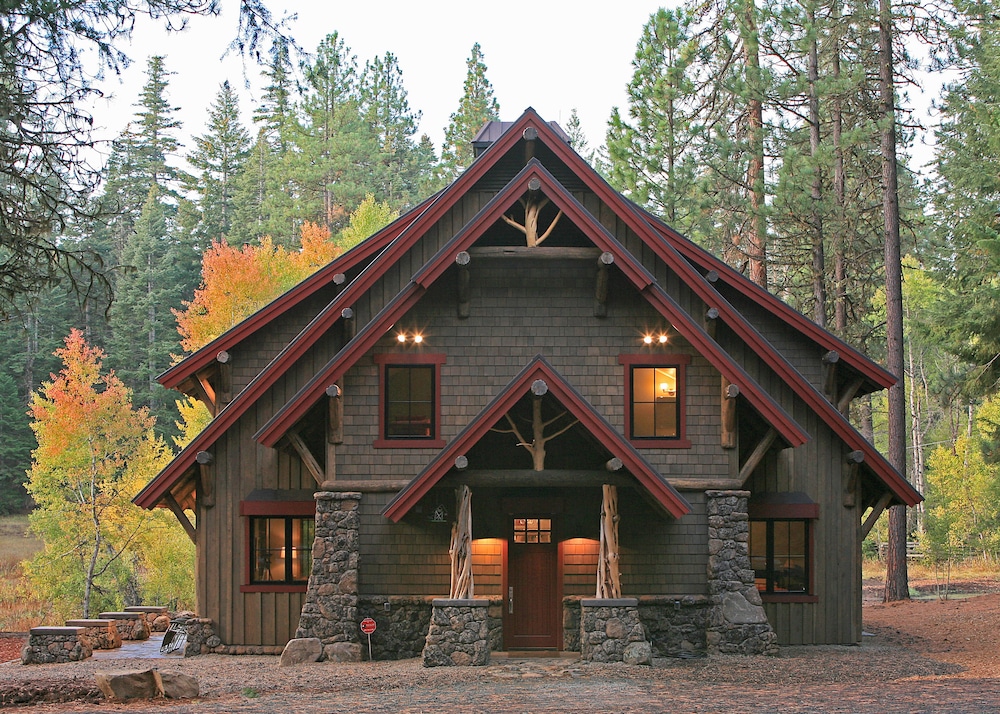 Ashland Lodge with Lake Views and Game Room Loft — 4-Star Luxury Hotel in Ashland, United States