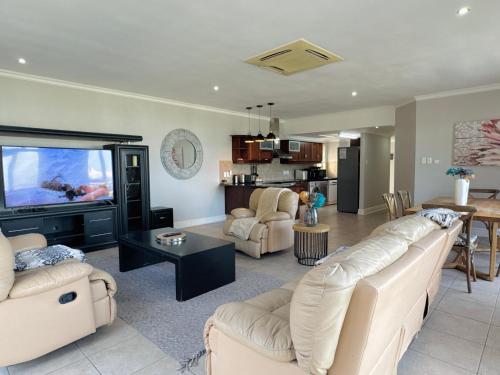 Accommodation front Modern Beach Retreat 6 Sleeper — 4-Star Luxury Hotel in Durban, South Africa