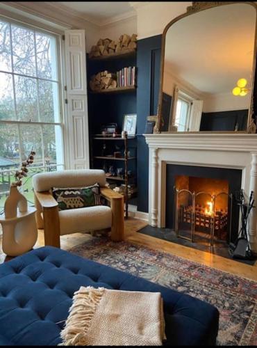 Gorgeous Grade II Listed Georgian House Leafy Square Views Central London — 4-Star Luxury Hotel in London, United Kingdom