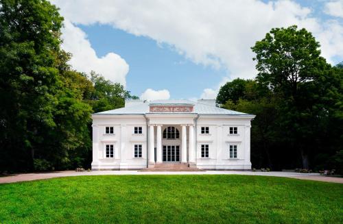 Pałac Cieleśnica — 4-Star Luxury Hotel in Janow Podlaski, Poland
