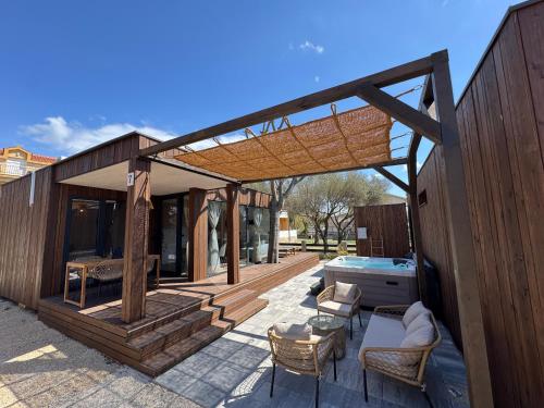 Exclusive Wellness House with Jacuzzi and Sauna 10 Gardens — 4-Star Luxury Hotel in Privlaka, Croatia