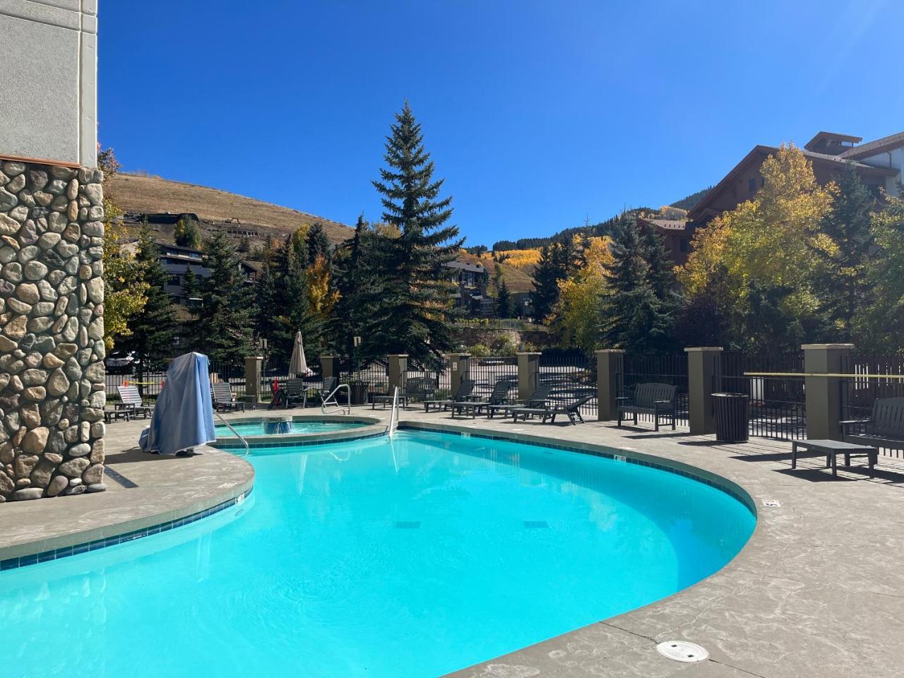 MT CB Base Area with King Bed Outdoor Hot Tub & Pool — hotel in Crested Butte