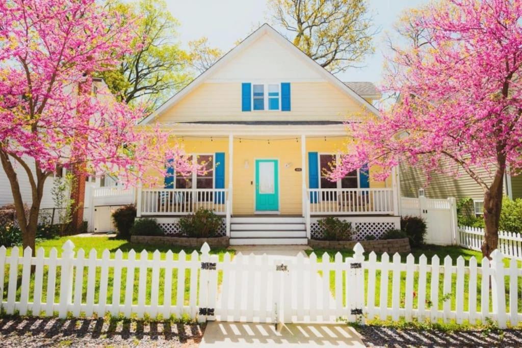 Huge Beach Bungalow Yard Beach Pass King Beds — 4-Star Luxury Hotel in North Beach, United States