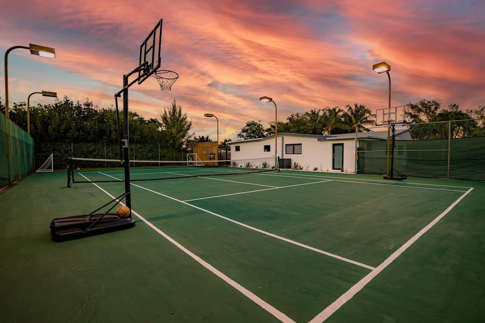 Luxurious Retreat with Tennis and Soccer Courts TGH — 4-Star Luxury Hotel in Miami, United States