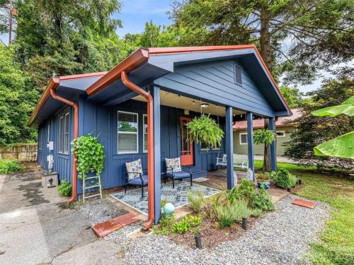 Cheerful Cottage Retreat with Quick Downtown Access — 4-Star Luxury Hotel in Asheville, United States