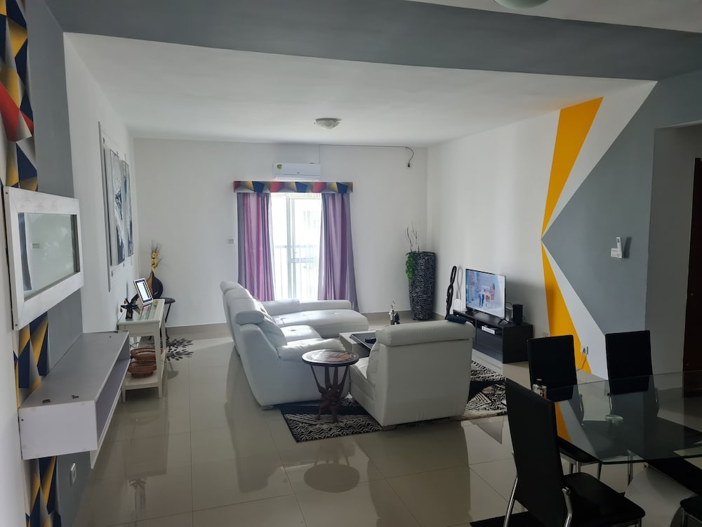 5 Bed Apartment Sleeps 10 Wi Fi Free Parking — 4-Star Luxury Hotel in Luanda, Angola