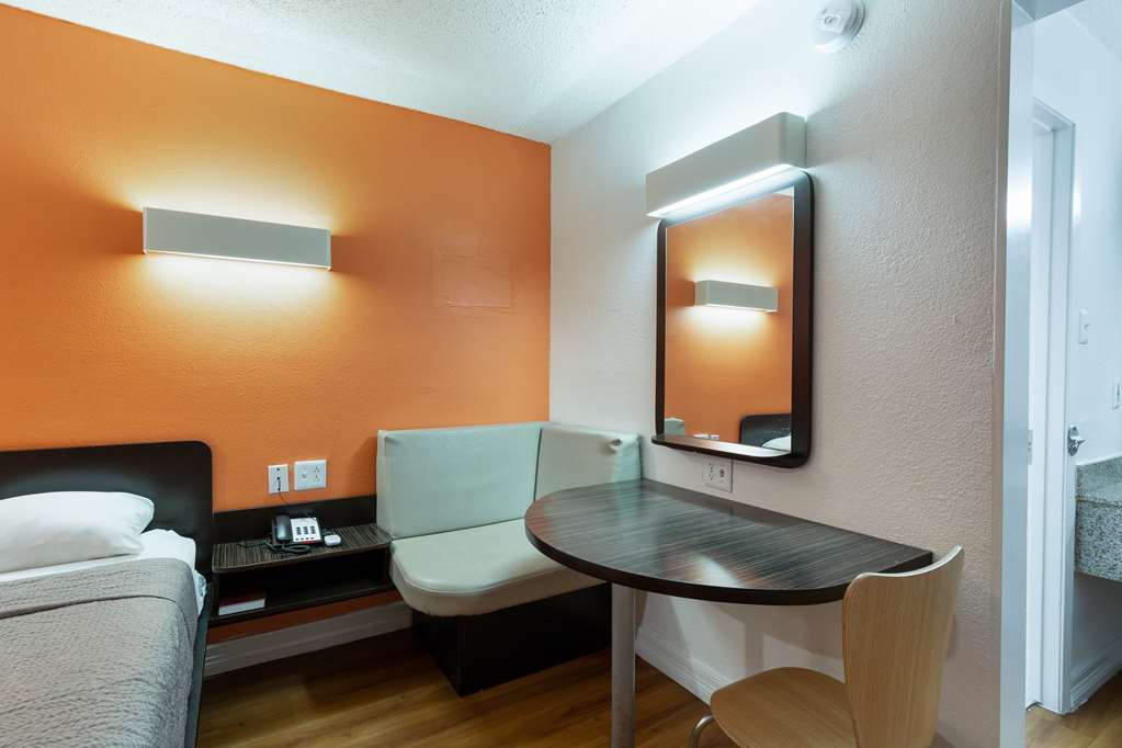 Motel 6 Houston TX East - photo 5