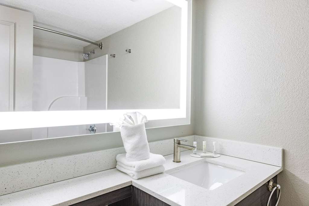 Wingate by Wyndham Wichita Airport - photo 17
