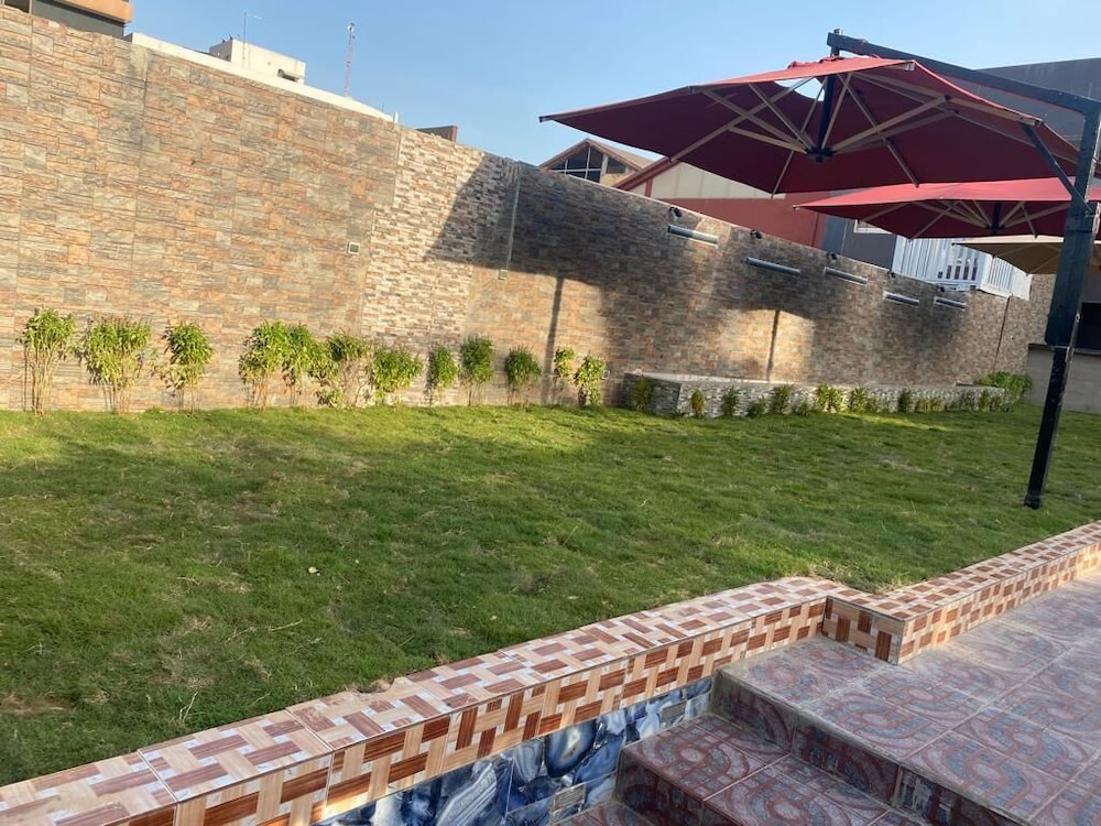 The India Gate - carbon neutral hotel in Dakar