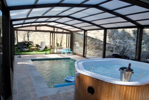 Casa Rural Villa Angeles con Piscina y Jacuzzi — 4-Star Luxury Hotel in Collado Mediano, Spain