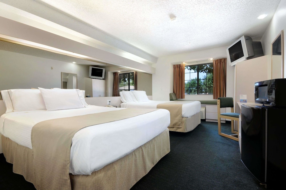 Travelodge by Wyndham Arlington Dallas Area - photo 9