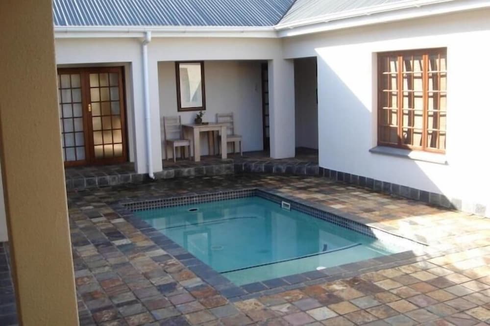 Baleia Guest Lodge Bed & Breakfast — 4-Star Luxury Hotel in Hermanus, South Africa
