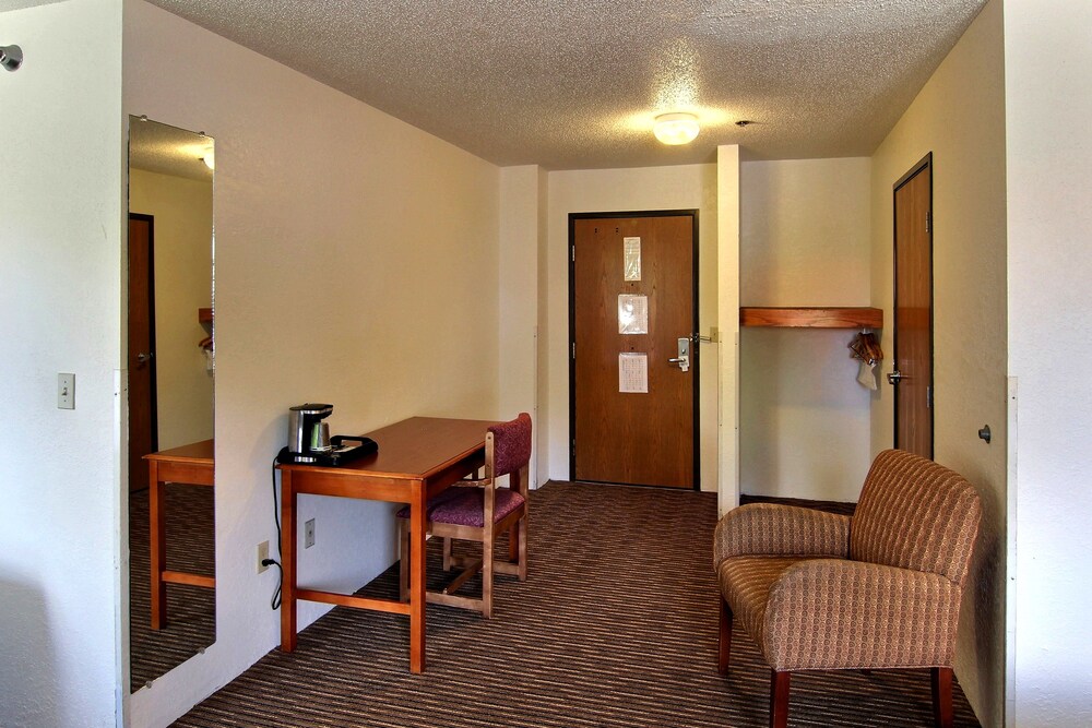 Days Inn & Suites by Wyndham Traverse City - photo 12