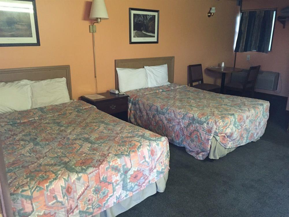 B & J Motel - photo 7
