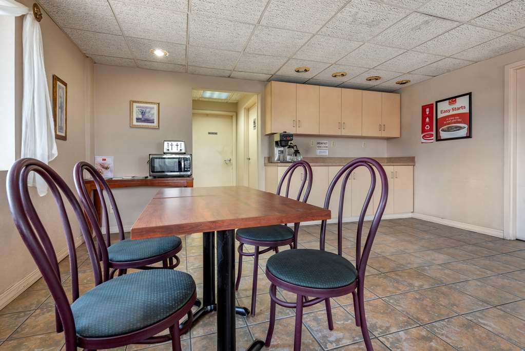 Econo Lodge Dewitt I 90 - photo 17