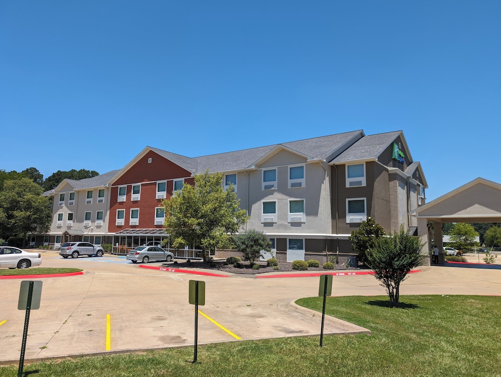 Holiday Inn Express Hotel & Suites by IHG - photo 2