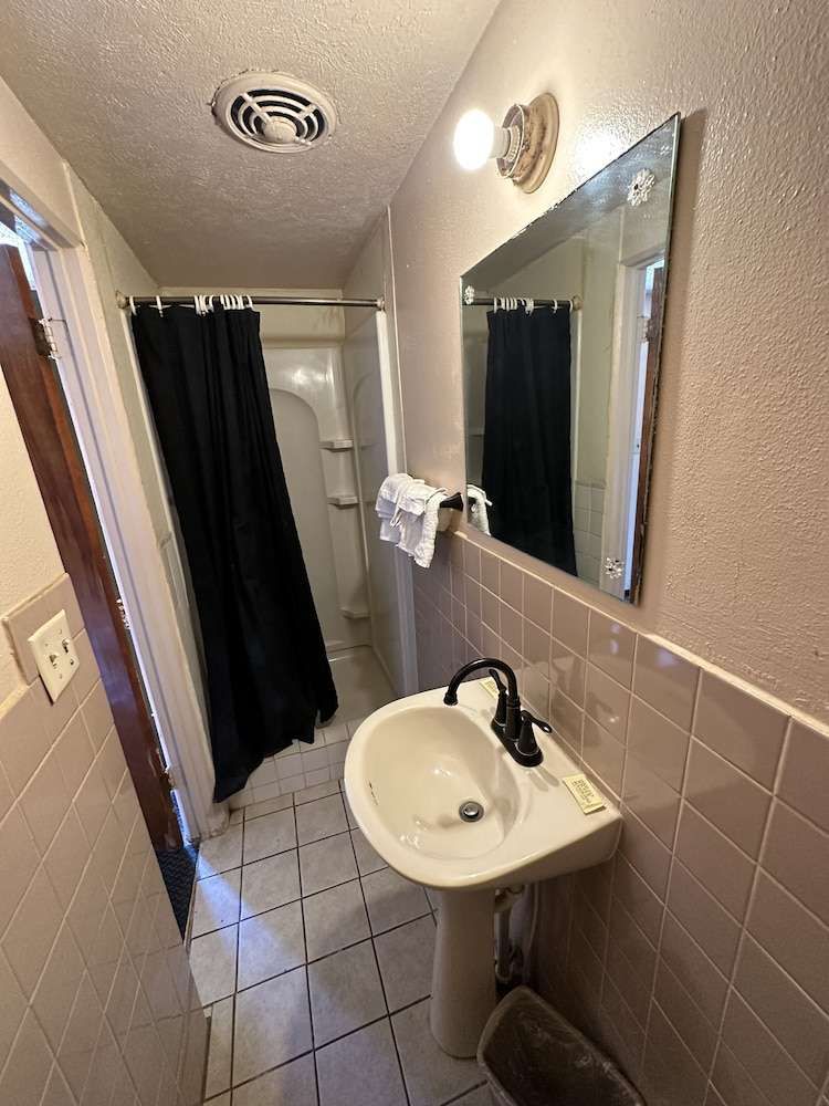 Crestview Motel Inc - photo 8