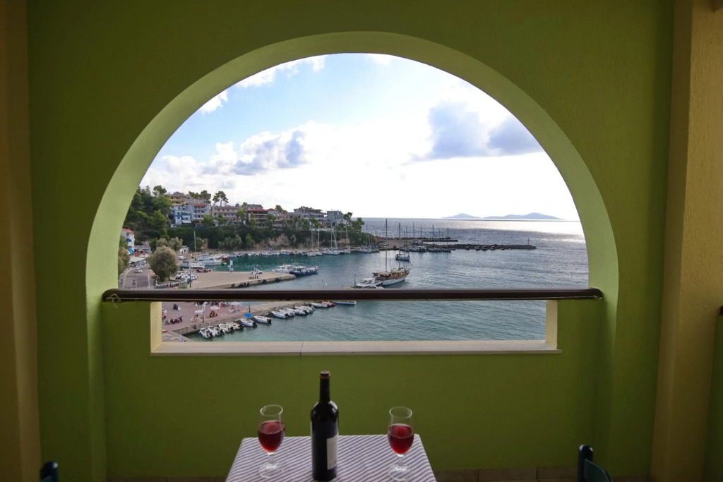 Haravgi Hotel — hotel in Patitirion