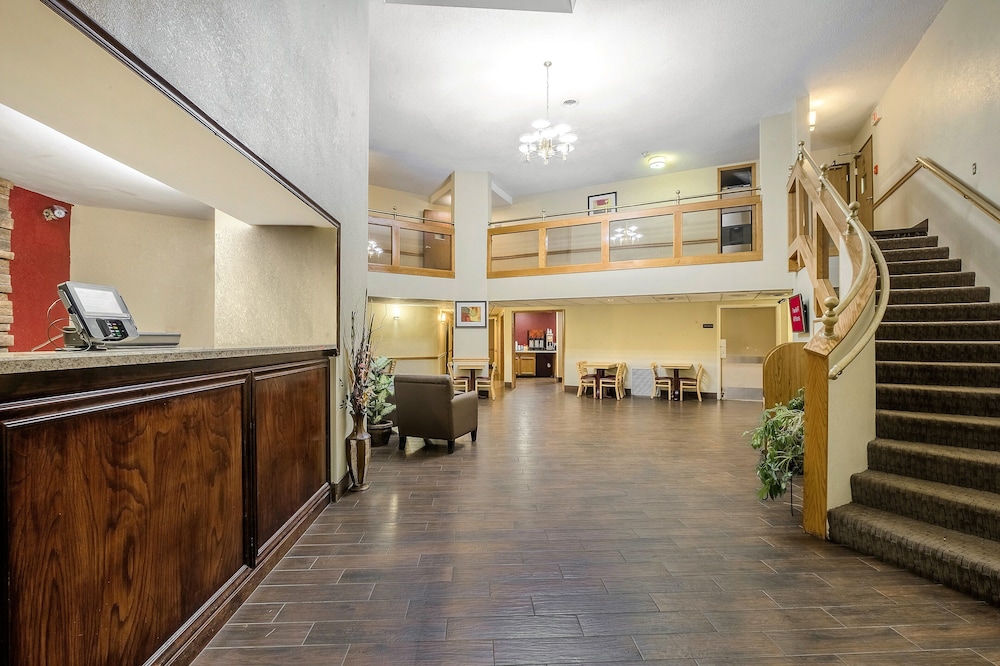 Red Roof Inn & Suites Hermitage — hotel in Hermitage