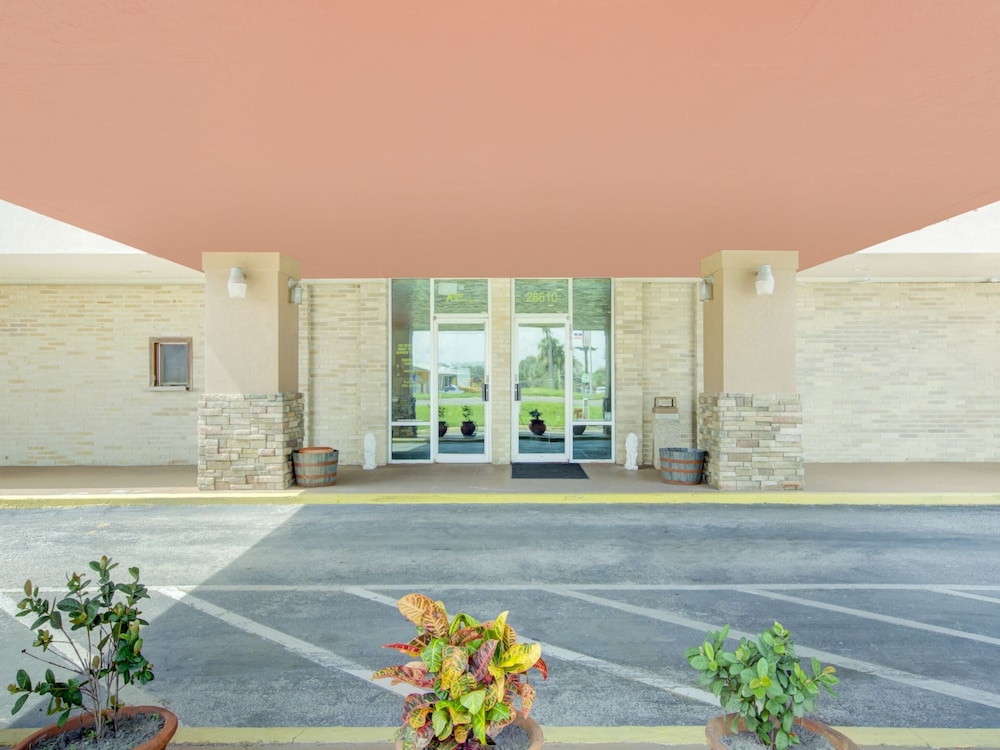 OYO Hotel Dundee By Crystal Lake - photo 51
