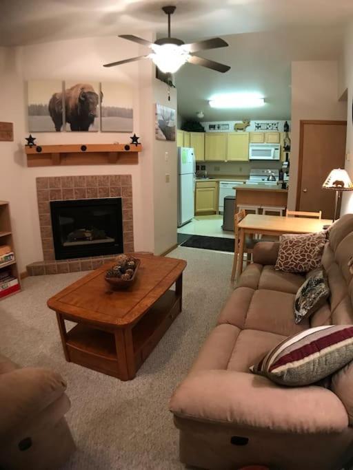 Cozy 2 BR Mountain View walk to resort in Big Sky, United States