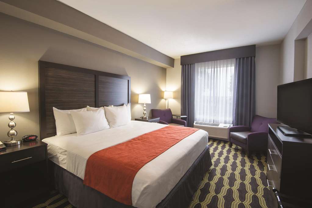 La Quinta Inn & Suites by Wyndham Lynchburg at Liberty Univ. - photo 30