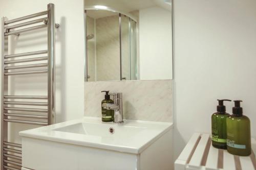 Central Eastbourne Escape with Rooftop Jacuzzi — 4-Star Luxury Hotel in Eastbourne, United Kingdom