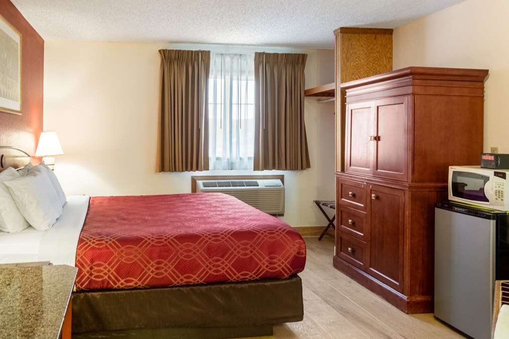 Econo Lodge Inn & Suites Madras - photo 33