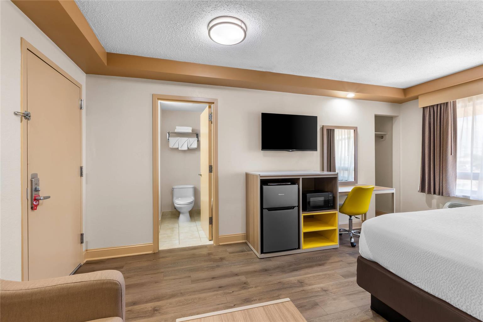 Econo Lodge Woodbridge - photo 10