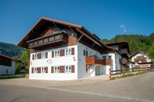 Ferienwohnung Immerschön — 4-Star Luxury Hotel in Pfronten, Germany