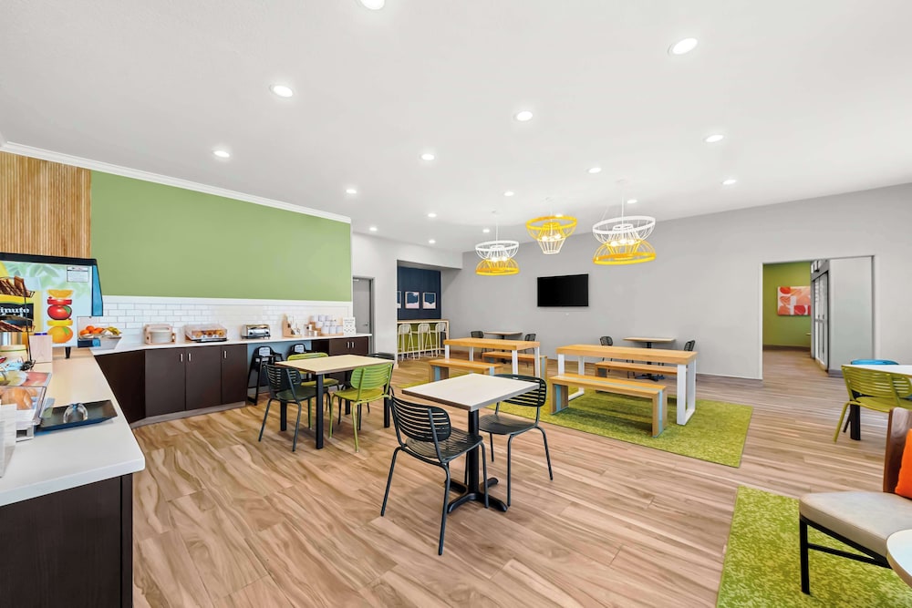 Spark by Hilton Selma - photo 25