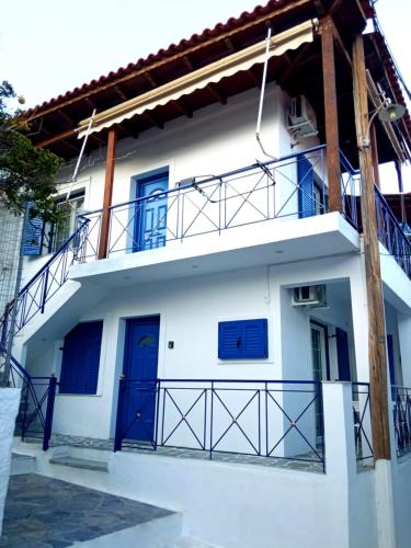 Kea’s Living Yard II in Kea, Greece