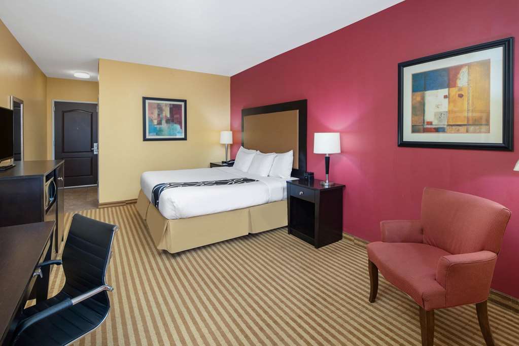 La Quinta Inn & Suites by Wyndham Atlanta Union City - photo 33