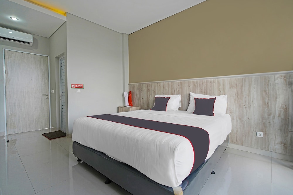 Capital O 1898 Louise Place in Cianjur, Indonesia